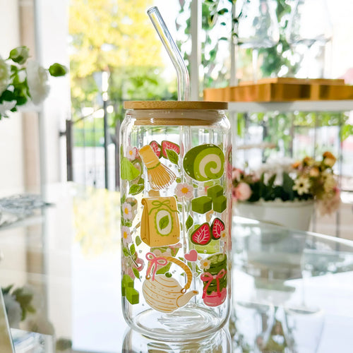 Bicchiere Sandae in vetro borosilicato trasparente decorato con serigrafie a tema matcha giapponese, tappo in bambù e cannuccia in vetro