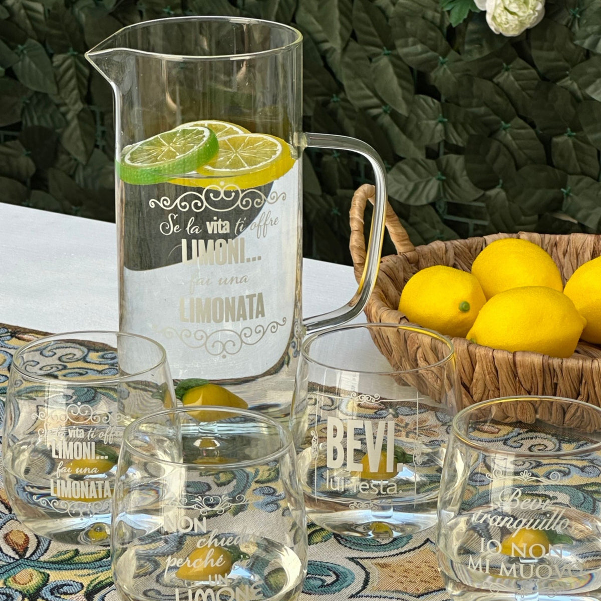Caraffa Limòra in vetro con manico, miniatura all'interno a forma di limone e frase divertente