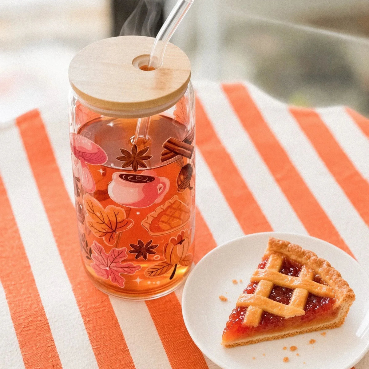 Bicchiere Sandae Autunno Rosa in vetro borosilicato trasparente con decorazioni autunnali in tonalità arancio e rosa, tappo in bambù e cannuccia in vetro
