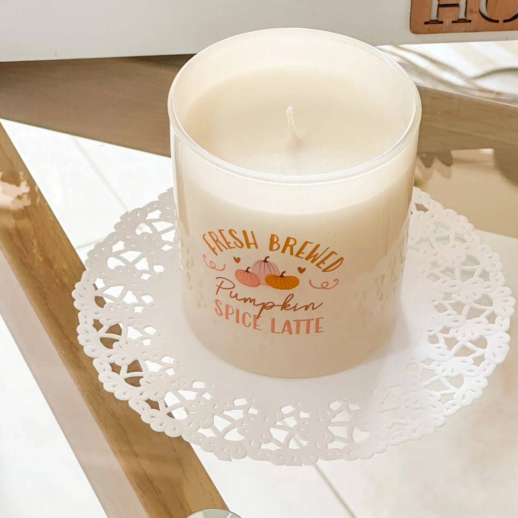Candela profumata Pumpkin Spice Latte in vasetto di vetro bianco opaco decorato con zucche colorate e scritta Fresh Brewed Pumpkin Spice Latte