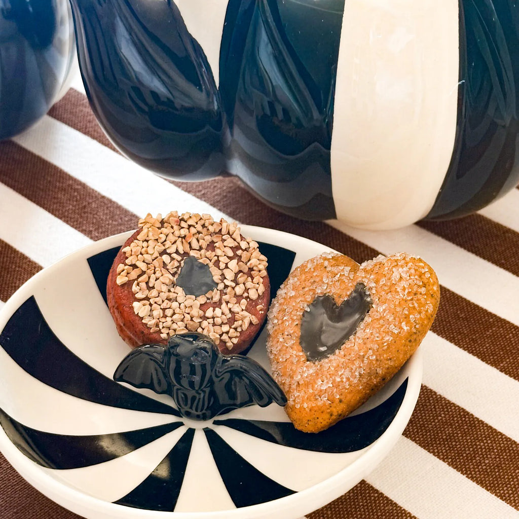 Piattino Biscotti Onyx – Ceramica a Righe Bianco e Nero con Statuetta Pipistrello
