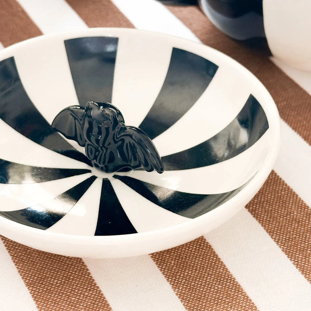 Piattino Biscotti Onyx – Ceramica a Righe Bianco e Nero con Statuetta Pipistrello