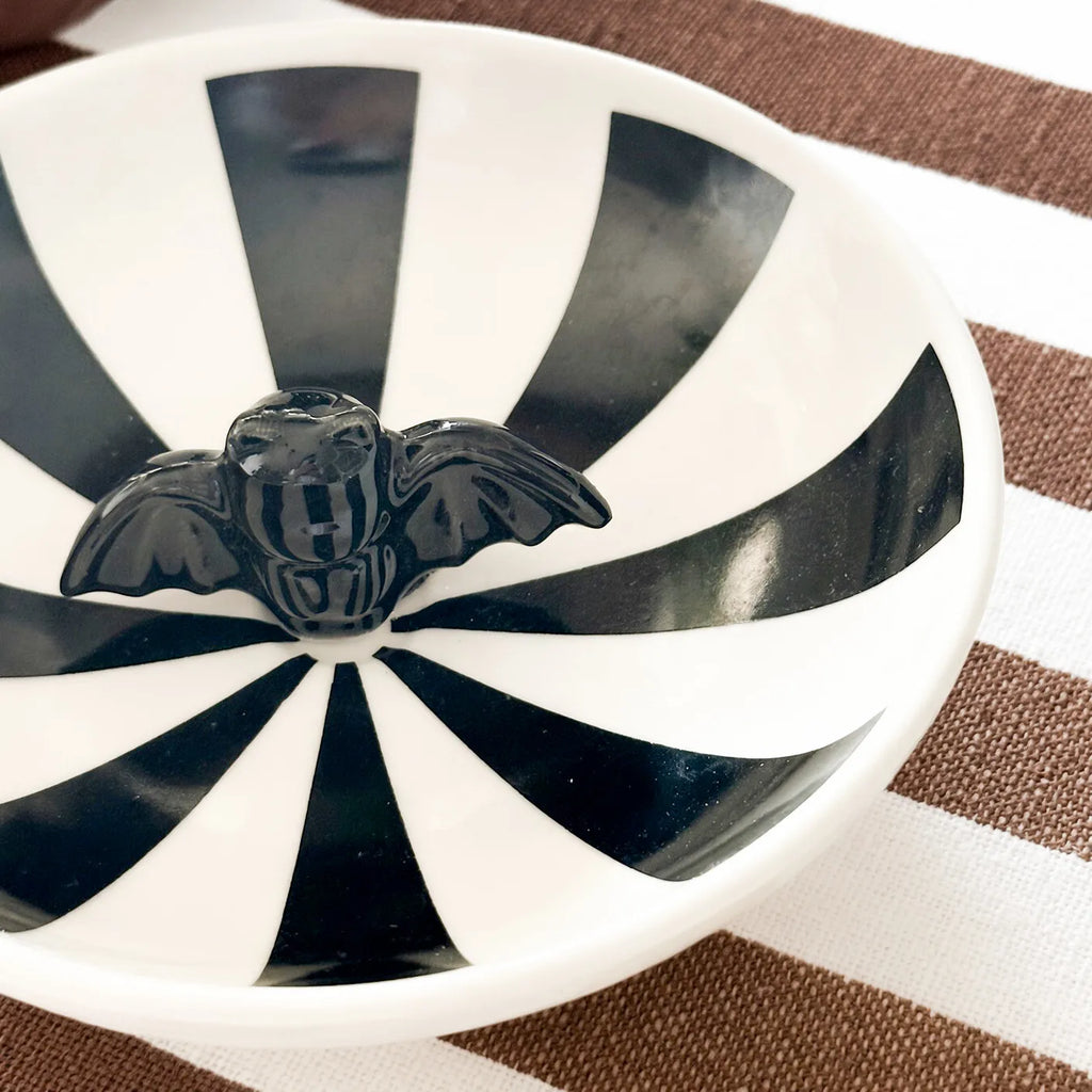 Piattino Biscotti Onyx – Ceramica a Righe Bianco e Nero con Statuetta Pipistrello
