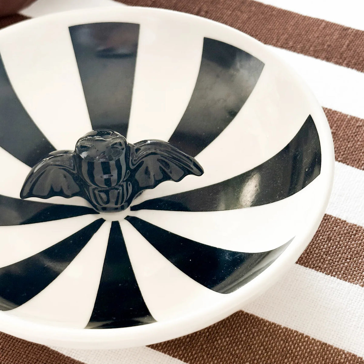 Piattino Biscotti Onyx – Ceramica a Righe Bianco e Nero con Statuetta Pipistrello