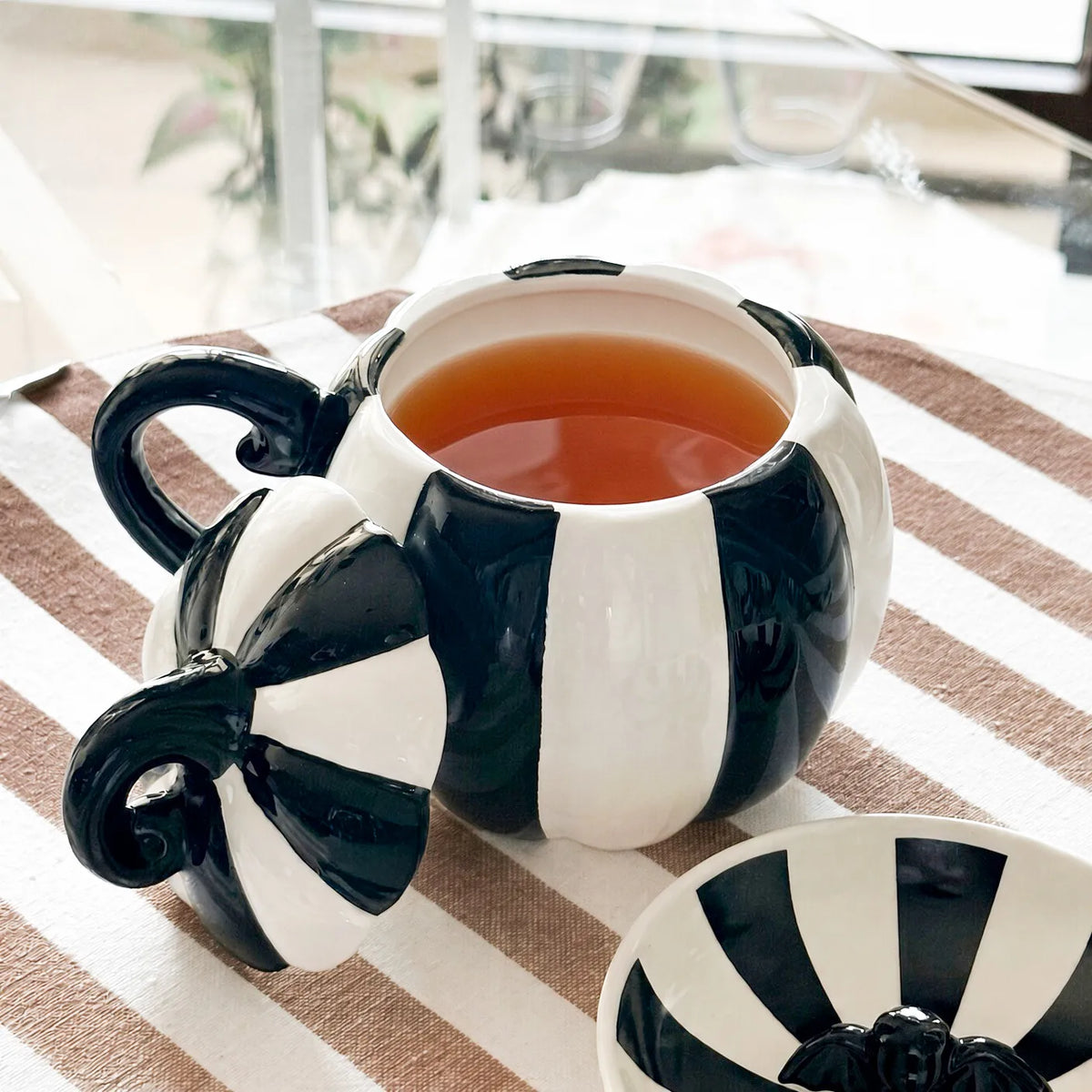 Tazza Onyx Zucca in Ceramica Dipinta a Mano – Righe Bianco e Nero con Coperchio
