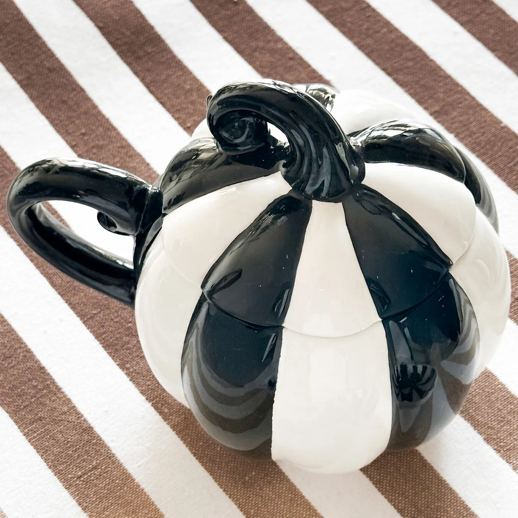 Tazza Onyx Zucca in Ceramica Dipinta a Mano – Righe Bianco e Nero con Coperchio