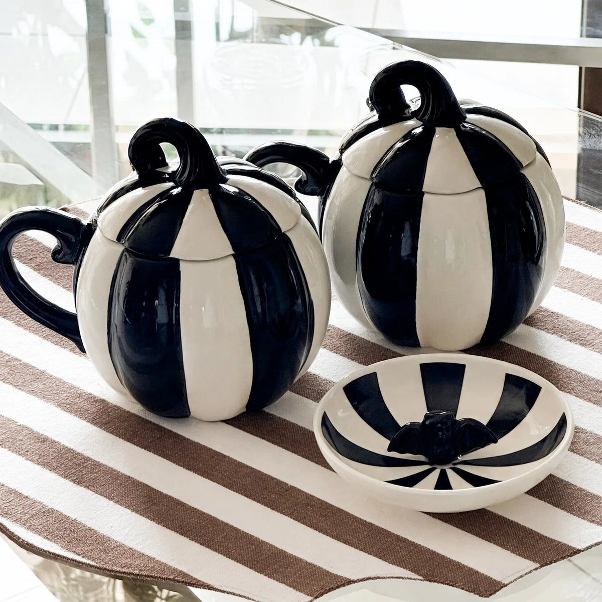 Tazza Onyx Zucca in Ceramica Dipinta a Mano – Righe Bianco e Nero con Coperchio