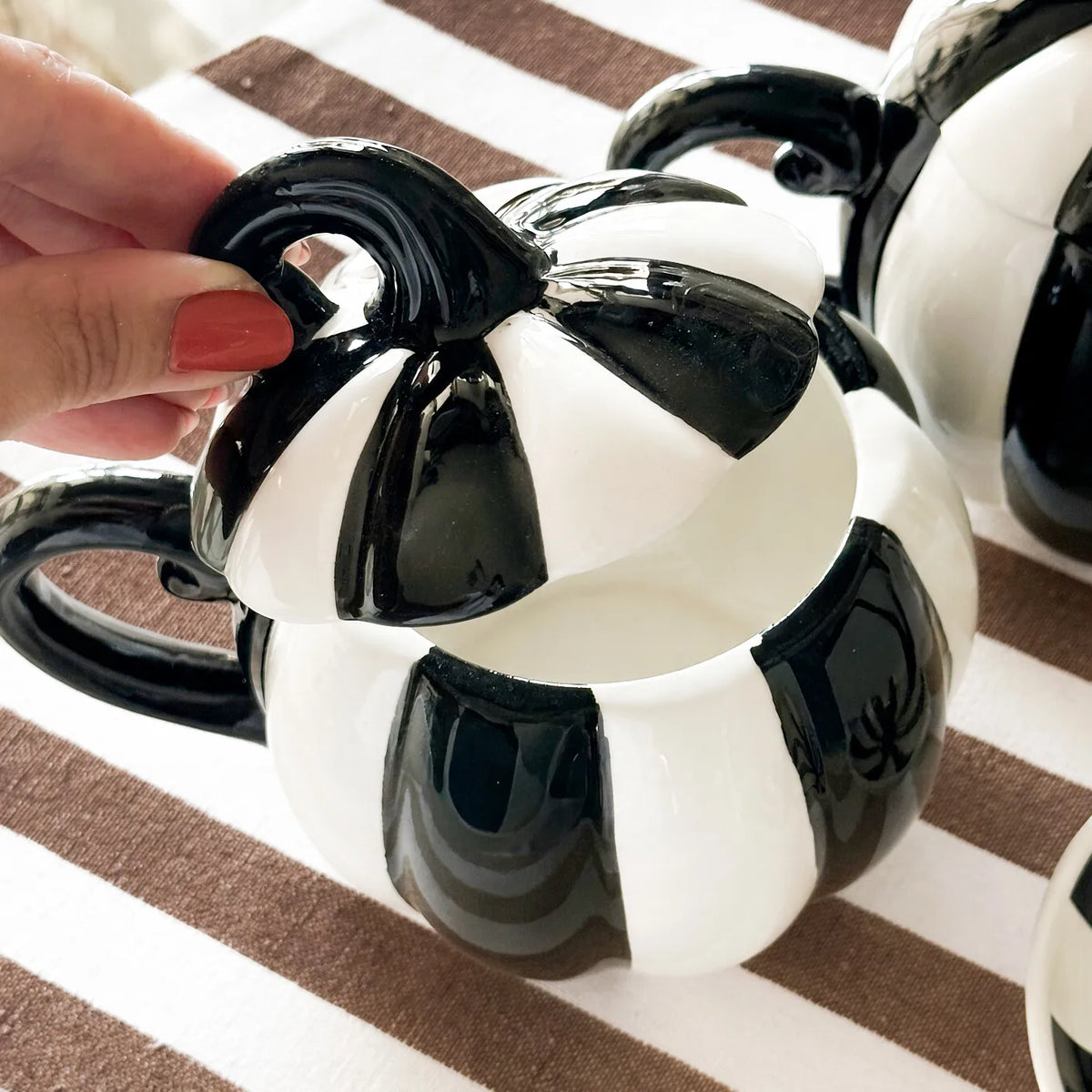 Tazza Onyx Zucca in Ceramica Dipinta a Mano – Righe Bianco e Nero con Coperchio
