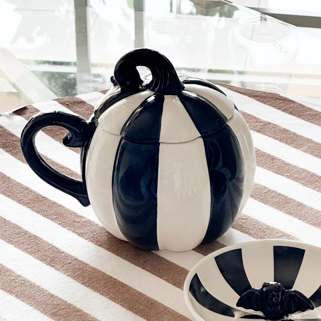 Tazza Onyx Zucca in Ceramica Dipinta a Mano – Righe Bianco e Nero con Coperchio