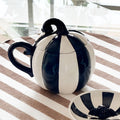 Tazza Onyx Zucca in Ceramica Dipinta a Mano – Righe Bianco e Nero con Coperchio