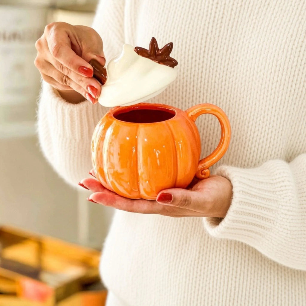 Tazza Zuccosa – Ceramica con Manico Arricciato e Coperchio Panna con Fiori di Anice