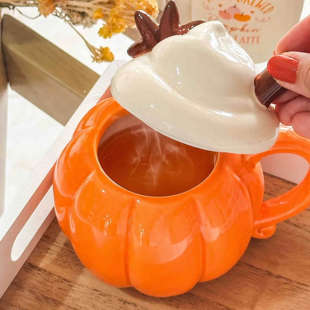 Tazza Zuccosa – Ceramica con Manico Arricciato e Coperchio Panna con Fiori di Anice
