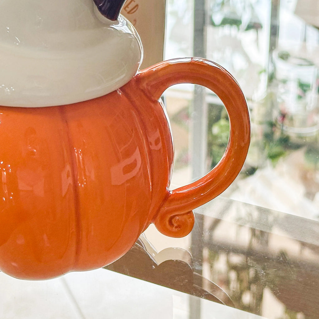 Tazza Zuccosa – Ceramica con Manico Arricciato e Coperchio Panna con Fiori di Anice