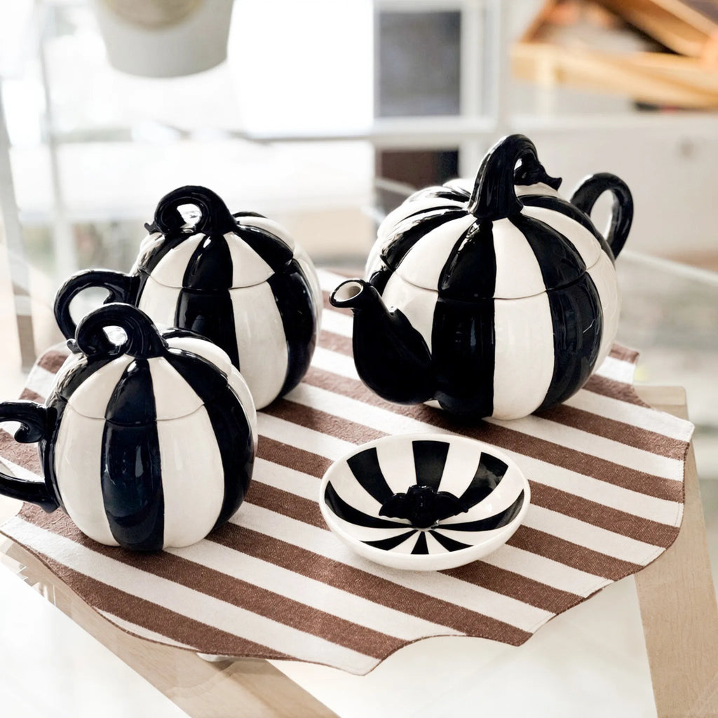 Piattino Biscotti Onyx – Ceramica a Righe Bianco e Nero con Statuetta Pipistrello