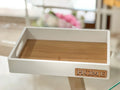 Vassoio rettangolare in legno laccato bianco con fondo in bambù naturale, manici laterali ergonomici e placchetta con scritta HOME incisa