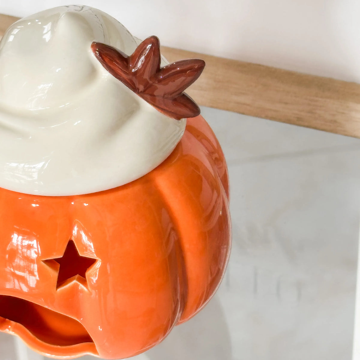 Brucia Essenze Zuccoso – Ceramica a Forma di Zucca con Coperchio Panna, Cannella e Anice Stellato