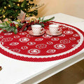 Centrotavola tondo in cotone rosso con pois bianchi, stemmi decorativi e merletto bianco su una tavola natalizia