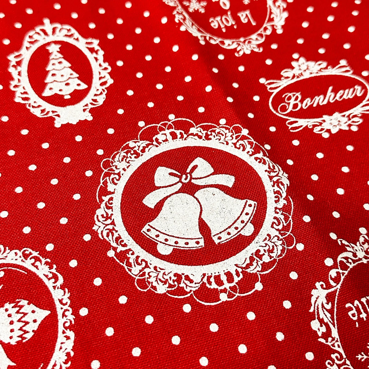 Centrotavola natalizio tondo in cotone rosso con merletto shabby chic