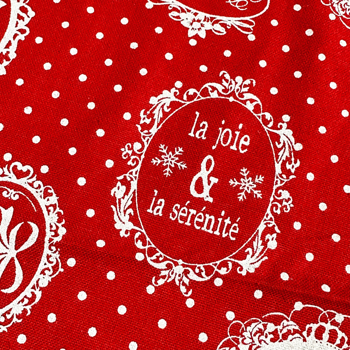 Centrotavola natalizio tondo in cotone rosso con merletto shabby chic