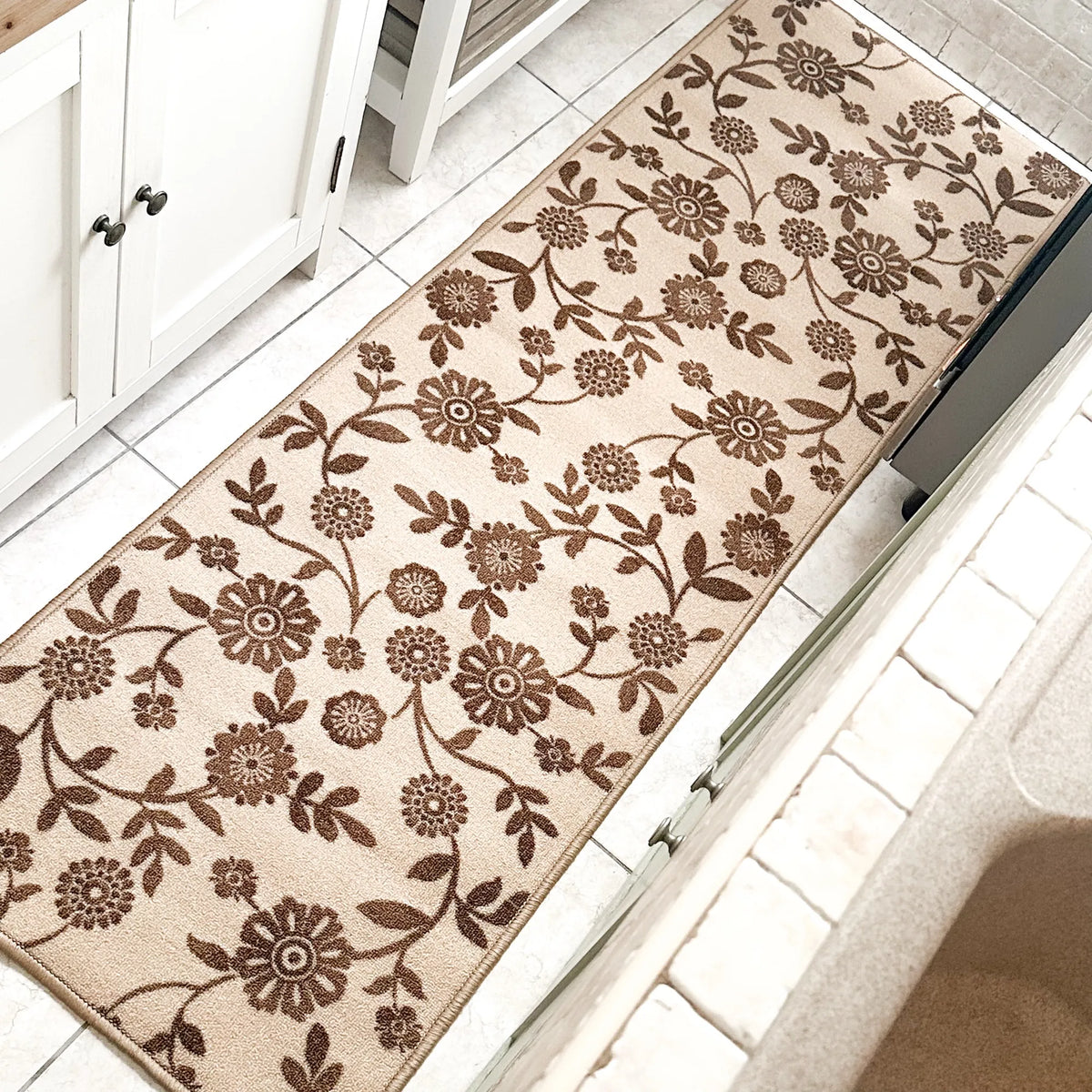 Tappeto Poker beige con motivo floreale marrone, formato stretto 50 × 180 cm, in cucina